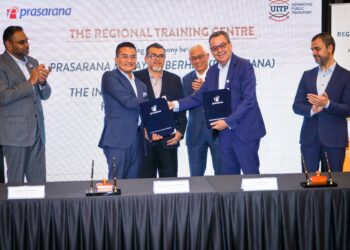 MOHD Azharuddin Mat Sah (dua, kiri) dan Mohamed Mezghani bertukar dokumen kejasama antara Prasarana dengan UiTP disaksikan oleh  Hasbi Habibollah (tiga, kiri) dan Pengerusi Kumpulan Prasarana, Tan Sri Jamaluddin Ibrahim (tiga, kanan) di Menara Prasarana, Petaling Jaya, hari ini. - UTUSAN/SADDAM YUSOFF