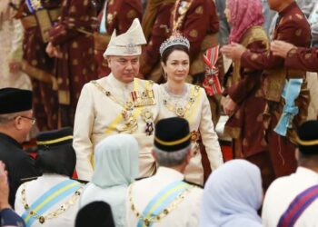 SULTAN Nazrin Muizzuddin Shah bersama Tuanku Zara Salim berangkat ke Istiadat Menghadap Sembah Taat Setia dan Penganugerahan Darjah Kebesaran sempena sambutan Ulang Tahun Hari Keputeraan Baginda ke-68 di Istana Iskandariah, Kuala Kangsar semalam. – UTUSAN/MUHAMAD NAZREEN SYAH MUSTHAFA