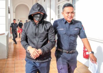 MOHD. Nazri Abdul Razak (kiri) dibawa ke Mahkamah Tinggi Ipoh, Perak, semalam bagi perbicaraan kes bunuh yang dihadapinya. 
– UTUSAN/MUHAMAD NAZREEN SYAH MUSTHAFA