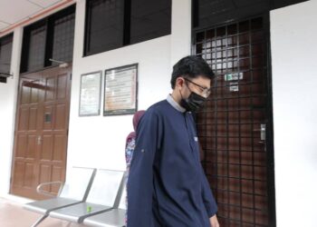 AMIRUL Haqim Ayub mengaku tidak bersalah atas pertuduhan merakam video punggung wanita menggunakan telefon bimbit ketika didakwa di Mahkamah Majistret Teluk Intan hari ini. - UTUSAN