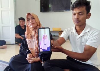 AHMAD Azizi Azeman disamping Roshanita Ahmad menunjukkan gambar arwah Ainul Mardhiah yang meninggal dunia akibat lemas di tali air di Kampung Pangkal Pisang, Peringat dekat Kota Bharu, Kelantan.