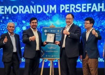 FAUZI Mt Din (tiga dari kiri) pada majlis pemeteraian MoU antara RTB dengan Nusa Kapital dan TT Gratia di Kuala Lumpur baru-baru ini.