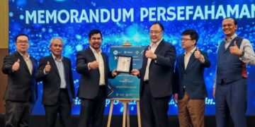 FAUZI Mt Din (tiga dari kiri) pada majlis pemeteraian MoU antara RTB dengan Nusa Kapital dan TT Gratia di Kuala Lumpur baru-baru ini.