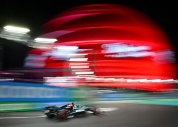 PELUMBA pasukan Mercedes Petronas, George Russell memecut keretanya dalam pusingan kelayakan Grand Prix Las Vegas di sini hari ini. - AFP