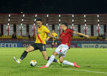 PERTAHANAN Selangor FC, Quentin Cheng (kiri) mengasak pemain Muangthong United FC, John Patrick Strauss pada perlawanan Liga Juara-Juara 2 (ACL2) di Stadium Majlis Bandaraya Petaling Jaya (MBPJ),sebentar tadi.-UTUSAN/FARIZ RUSADIO