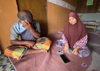 Saiful Saad dan kakaknya, Naziroh tidak dapat menahan kesedihan setelah seminggu kehilangan adik mereka, Siti Rohani ketika ditemui di Kampung Kuala Lanjut, Pendang.