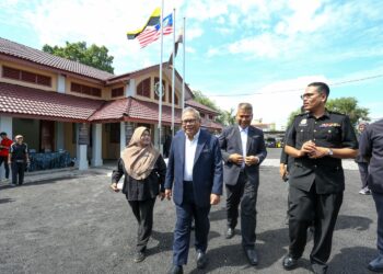 NORAZLAN Mohd. Razali (depan) melawat persekitaran pejabat SPRM Cawangan Daerah Manjung pada perasmian pejabat cawangan itu di Sitiawan, Lumut hari ini. - UTUSAN/MUHAMAD NAZREEN SYAH MUSTHAFA