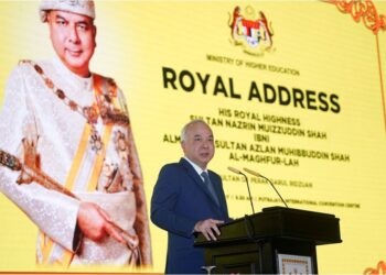 SULTAN Nazrin Shah berkenan menyampaikan Titah Diraja pada Festival Idea Putrajaya di Pusat Konvensyen Antarabangsa Putrajaya (PICC), Putrajaya, semalam.– UTUSAN/FAISOL MUSTAFA