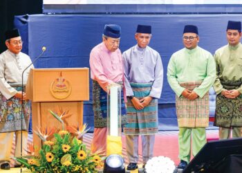 SULTAN Sharafuddin Idris Shah berkenan menyempurnakan perasmian ‘Multaqa Sultan Idris Shah  Alhaj: Ilmu Tasawwuf Merungkai Masalah Ummah’ dan melancarkan Jurnal Fatwa dan Falak Selangor (Juffas), Sistem Taudhih Al-Ahkam dan Sistem e-Falak Selangor, di Shah Alam, semalam. - UTUSAN / SHIDDIEQIIN ZON