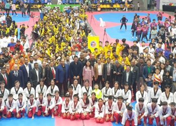 HANNAH Yeoh (tengah) bersama para peserta Kejohanan Taekwondo Antara Kelab 2024 di Stadium Titiwangsa, Kuala Lumpur, semalam.