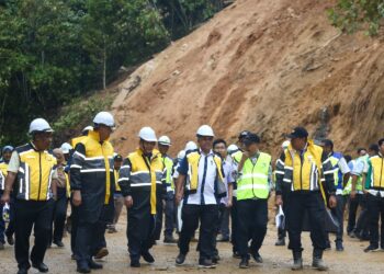 ALEXANDER Nanta Linggi (tiga dari kiri) melawat lokasi kejadian tanah runtuh di KM43.4 Jalan Simpang Pulai - Cameron Highlands hari ini. - UTUSAN/MUHAMAD NAZREEN SYAH MUSTHAFA