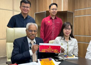 A. SIVANESAN (kiri) pada sidang akhbar mengenai sambutan Hari Deepavali Peringkat Negeri Perak di Bangunan Perak Darul Ridzuan di Ipoh hari ini. - UTUSAN/LIYANA RAMLI