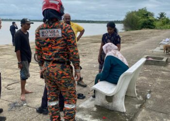 SEORANG wanita hamil yang cuba terjun Sungai Perak diselamatkan orang awam dalam kejadian di Dataran JPS, Teluk Intan hari ini. - UTUSAN