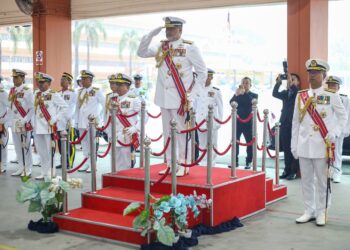 ZULHELMY Ithnain memberi tabik hormat kepada pasukan perbarisan pada Perbarisan Ulung Panglima TLDM Ke-19 di Kapal Diraja (KD) Pelandok, Pangkalan TLDM Lumut hari ini. - UTUSAN/MUHAMAD NAZREEN SYAH MUSTHAFA