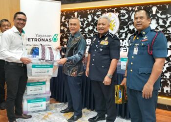 MOHAMMAD Ahmad Shazly (kiri) menyampaikan 1,000 pek sumbangan untuk mangsa banjir kepada Zulkifli Ali pada 
Program Memacu Kehidupan: Bantuan Bencana 2024 di Kuala Terengganu, hari ini. - UTUSAN/PUQTRA HAIRRY ROSLI