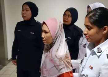 NORIZAN Ismail (tengah) berdepan pertuduhan cuba membunuh penuntut UiTM dibawa ke Mahkamah Sesyen Kuala Terengganu, pada 15 Oktober lalu. - UTUSAN/PUQTRA HAIRRY ROSLI