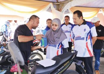 ZULEAH Darsong (tengah) ketika melakukan lawatan ke reruai motosikal sempena Program Santun Madani (Satu Pemimpin, Satu Kampung) di Dewan Semai Bakti, Felda Soeharto, Kuala Kubu Bharu, Selangor. – IHSAN/Jabatan Pembangunan Kemahiran