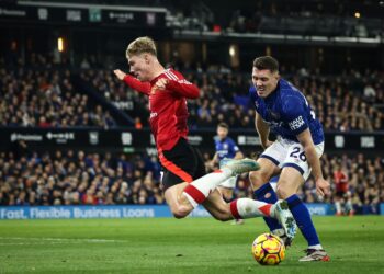 PENYERANG Manchester United,  Rasmus Hojlund (kiri) dijatuhkan pertahanan Ipswich,  Dara O'Shea dalam aksi Liga Perdana Inggeris di Portman Road Ipswich. Kedua-dua pasukan seri 1-1. - AFP