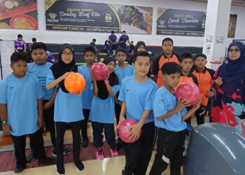 NORLAILA Md. Nor (kanan) bersama murid-murid daripada kelas pendidikan khas, Sekolah Kebangsaan Batu Melintang, Jeli Kelantan.