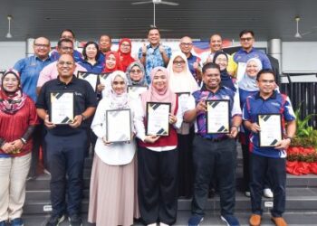 JOHAN AbduL Aziz dan pengarah kolejkKomuniti bergambar bersama barisan penerima Anugerah Khas Pembelajaran Sepanjang Hayat baru-baru ini.