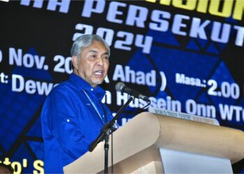 AHMAD Zahid Hamidi berucap pada Konvensyen Barisan Nasional Wilayah Persekutuan 2024 di Pusat Dagangan Dunia Kuala Lumpur, semalam. - UTUSAN/SYAKIR RADIN