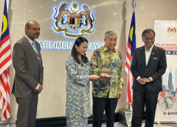 AHMAD Zahid (tiga dari kiri) meluncurkan Pelan Pemerkasaan Sosioekonomi Belia 2030, di sini hari ini.