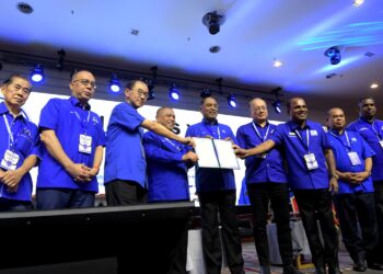 ZAMBRY Abd. Kadir (tengah) menyerahkan Watikah Resolusi kepada Saarani Mohamad pada Konvensyen Barisan Nasional Negeri Perak 2024 di Ipoh hari ini. - UTUSAN/ZULFACHRI ZULKIFLI