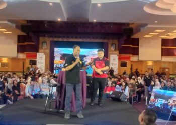 ZAMBRY Abd. Kadir menyampaikan ucapan motivasi kepada 1,000 pelajar IPT yang hadir pada program bersama beliau di Seri Manjung hari ini.  - UTUSAN