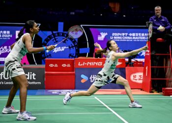 PEARLY Tan-M. Thinaah tewas kepada pasangan Jepun, Nami Matsuyama-Chiharu Shida 21-13, 17-21, 18-21 pada aksi Kumpulan A Jelajah Dunia Akhir BWF 2024 di  Pusat Sukan Olimpik Hangzhou, China, hari ini. - AFP