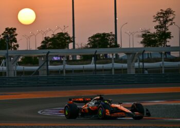 PElUMBA Mclaren, Oscar Piastri memandu sebelum permulaan perlumbaan pecut menjelang Grand Prix (GP) Formula Satu (F1) Qatar di Litar Antarabangsa Lusail, Doha, semalam. - AFP