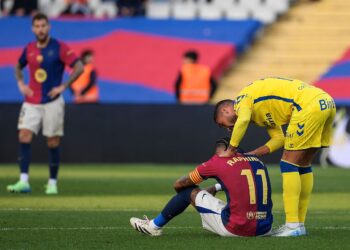 PENYERANG Barcelona, Raphinha (kiri) disapa oleh pemain tengah Las Palmas, Benito Ramirez selepas perlawanan La Liga antara FC Barcelona dan UD Las Palmas di Estadi Olimpic Lluis Companys di Barcelona, semalam. - AFP