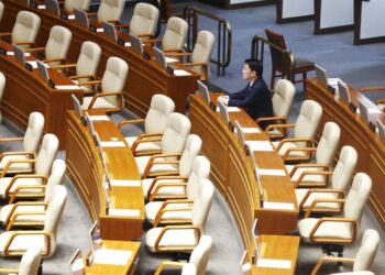 HANYA Ahn Cheol-soo satu-satunya ahli Parlimen daripada Parti Kuasa Rakyat (PPP) yang kekal di dalam dewan semasa sesi undian pemecatan Presiden Yoon Suk Yeol di Dewan Perhimpunan Kebangsaan di Seoul, semalam.- AFP