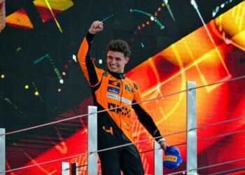 PEMANDU McLaren dari Britain, Lando Norris meraikan kejayaan di podium selepas memenangi Grand Prix (GP) Formula Satu (F1) Abu Dhabi di Litar Yas Marina, Abu Dhabi, semalam. - AFP