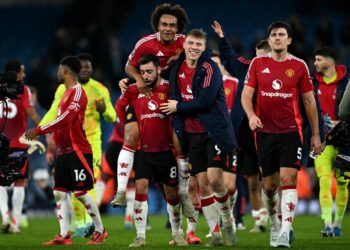 PEMAIN Manchester United meraikan kejayaan mereka menumpaskan Manchester City 2-1 dalam aksi Liga Perdana Inggeris, semalam.-AFP