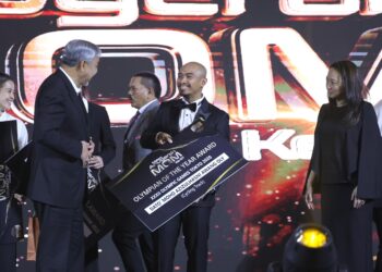 TIMBALAN Perdana Menteri Datuk Seri Dr Ahmad Zahid Hamidi (kanan) ketika menyampaikan Anugerah Olimpian Tahunan sempena Sukan Olimpik Tokyo 2020 di sini, hari ini. - UTUSAN/AMIR KHALID