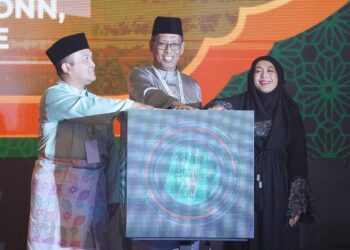 BAHAROM Embi (tengah) bersama Ketua Pegawai Eksekutif Co-opbank Pertama,Khairil Anuar Mohammad Anuar (kiri) dan Timbalan Pengerusi Co-opbank Pertama, Nor Hidayah Omar (kanan) semasa Gimik Perasmian Muzakarah Muamalat Kewangan Islam, di sini semalam.