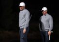 Scottie Scheffler (kiri) dan Rory McIlroy dari PGA Tour memerhati ketika perlawanan pertunjukan McIlroy dan Scheffler menentang DeChambeau dan Koepka di Shadow Creek Golf Course di Las Vegas, Nevada. - AFP