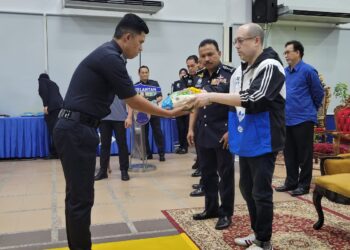 Caption:

TENGKU Muhammad Fakhry Petra (dua dari kanan) mengurniakan bantuan banjir kepada pegawai dan anggota polis serta kakitangan awam terjejas banjir di IPK Kelantan, Kota Bharu, Kelantan hari ini. - UTUSAN/MUSTAQIM MOHAMED