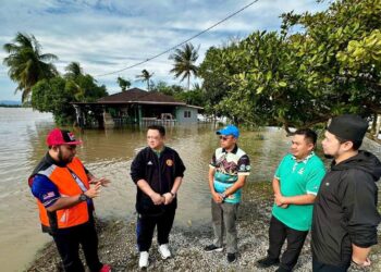 TUANKU Syed Faizuddin Putra Jamalullail 
meninjau kawasan terjejas banjir di Behor Mempelam dan Banat, Arau, Perlis semalam.-UTUSAN