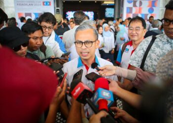 Fahmi Fadzil ditemui pemberita selepas menghadiri Kongres Nasional Khas Keadilan 2024 di Shah Alam, Selangor, semalam. – UTUSAN/SADDAM YUSOFF