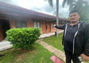 MUHAMMAD Saifullah Ali menunjukkan penginapan percuma yang dikhaskan kepada mangsa banjir di Kampung Kuala Semerak, Pasir Puteh, Kelantan. - MINGGUAN/TOREK SULONG