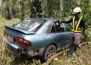 MOHD. ZAKI Sulung menunjukkan lokasi kereta dinaiki tiga sekeluarga yang hanyut dibawa arus deras di kawasan ladang Felcra Bukit Kapah, Hulu Terengganu.