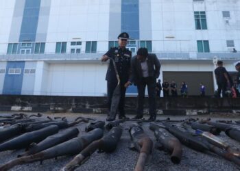 ABDEL NASSER S. Salleh (kiri) menunjukkan ekzos motosikal yang dilupuskan kerana tidak mengikut spesifikasi ditetapkan di IPK Kedah, Alor Setar.