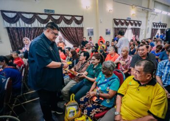 RAUF Yusoh menyampaikan wang sagu hati pada Majlis Penyampaian Sumbangan Perayaan Krismas Peringkat Negeri di Seri Bendahara, Ayer Keroh, Melaka.