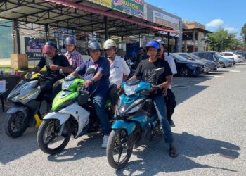 PELANCONG lebih selesa memilih motosikal tambang untuk ke sempadan Thailand di Danok bagi mengelak kesesakan lalu lintas di Kompleks ICQS Bukit Kayu Hitam di Kubang Pasu.