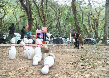 KANAK-kanak bermain pelbagai rakyat yang menjadi antara aktiviti sempena Perlis Woodstock Hooligan Camp di kawasan hutan Gua Kelam, Padang Besar, Perlis semalam.-UTUSAN/IZLIZAN OTHMAN