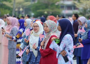 PENJAWAT awam  perlu menyampaikan perkhidmatan kepada rakyat tanpa mengira jawatan dan gred.