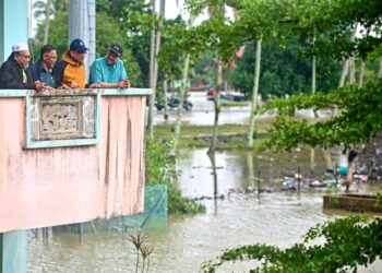 ANWAR Ibrahim (dua, kanan) meninjau keadaan banjir semasa melakukan lawatan di Pusat Pemindahan Sementara (PPS) Sekolah Kebangsaan Mangkok, Bandar Permaisuri di Setiu, Terengganu pada 1 Disember lalu. – UTUSAN/PUQTRA HAIRRY