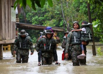 BANJIR bukanlah masa untuk melontar tuduhan atau membahaskan perbezaan pandangan politik atau perkauman.