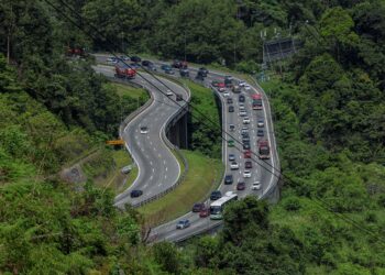 KEADAAN lebuh raya  di Lebuh raya Karak berbukit tinggi, laluan curam dan bengkang bengkok bahaya kepada kenderaan besar yang membawa beban berat.